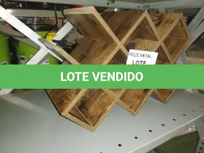 LOTE 323 - SUPORTE RACK COLMEIA MADEIRA RUSTICO P/ 10 GARRAFAS VINHO (NO ESTADO SEM GARANTIA DE FUNCIONAMENTO, SUJEITO A POSSÍVEIS AVARIAS VISÍVEIS/OCULTAS E/OU AUSÊNCIA DE COMPONENTES)