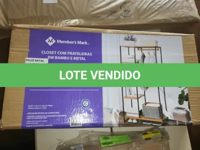 LOTE 348 - CLOSET COM PRATELEIRAS EM BAMBU E METAL MODERNO (NO ESTADO SEM GARANTIA DE FUNCIONAMENTO, SUJEITO A POSSÍVEIS AVARIAS VISÍVEIS/OCULTAS E/OU AUSÊNCIA DE COMPONENTES)