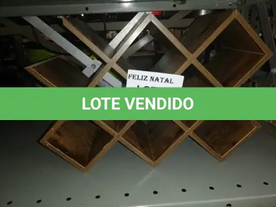 LOTE 323 - SUPORTE RACK COLMEIA MADEIRA RUSTICO P/ 10 GARRAFAS VINHO (NO ESTADO SEM GARANTIA DE FUNCIONAMENTO, SUJEITO A POSSÍVEIS AVARIAS VISÍVEIS/OCULTAS E/OU AUSÊNCIA DE COMPONENTES)