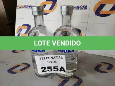 LOTE 255 - 2 VODKAS DESTILADA ABSOLUT GARRAFA 750ML (NO ESTADO SEM GARANTIA DE FUNCIONAMENTO, SUJEITO A POSSÍVEIS AVARIAS VISÍVEIS/OCULTAS E/OU AUSÊNCIA DE COMPONENTES)