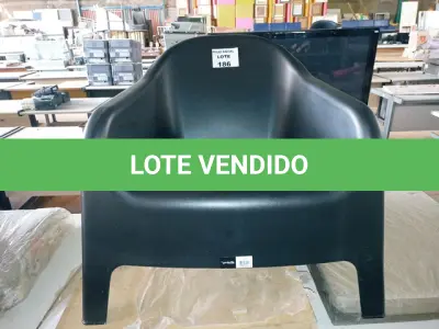 LOTE 186 - POLTRONA SKARPO PRETA (NO ESTADO SEM GARANTIA DE FUNCIONAMENTO, SUJEITO A POSSÍVEIS AVARIAS VISÍVEIS/OCULTAS E/OU AUSÊNCIA DE COMPONENTES)