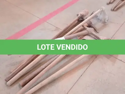 LOTE 061 - 01-KIT FERRAMENTA 02-PÁS, 02-PICARETAS, 01-ENCHADA, 01-CAVADOR, 01-MARRETA (NO ESTADO)