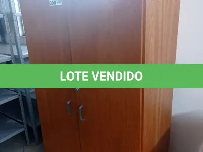 LOTE 098 - 01- ARMÁRIO EM MADEIRA 02-PORTAS (NO ESTADO)