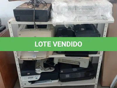 LOTE 082 - 01-ESTANTE EM FERRO , 04-IMPRESSORAS DIVERSAS, 01-MÁQUINA PARA ESCREVER (NO ESTADO)