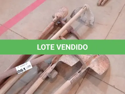 LOTE 061 - 01-KIT FERRAMENTA 02-PÁS, 02-PICARETAS, 01-ENCHADA, 01-CAVADOR, 01-MARRETA (NO ESTADO)