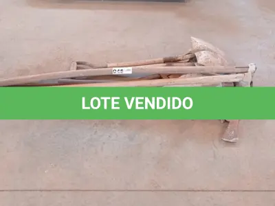 LOTE 045 - 01-KIT FERRAMENTA 02-PÁS ,02-ENCHADAS, 02-PICARETAS, 01-CHAVE INGLESA (NO ESTADO)