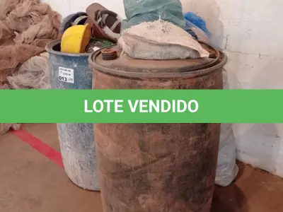 LOTE 013 - 01-LOTE C/CAPACETES PARA OBRA , CONTOS DE SEGURANÇA ,FITAS E 02-TAMBORES PLÁSTICOS (NO ESTADO)