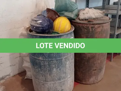 LOTE 013 - 01-LOTE C/CAPACETES PARA OBRA , CONTOS DE SEGURANÇA ,FITAS E 02-TAMBORES PLÁSTICOS (NO ESTADO)
