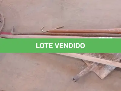 LOTE 046 - 01-KIT FERRAMENTA 02-PÁS, 01-PICARETA, 01-ENCHADA, 01ALAVANCA (NO ESTADO)