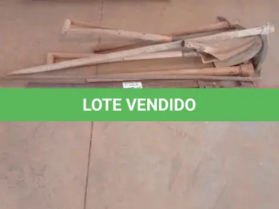 LOTE 008 - KIT FERRAMENTAS C/02-PÁS ,02-PICARETAS ,01-ALAVANCA ,01- CHAVE INGLESA(NO ESTADO)