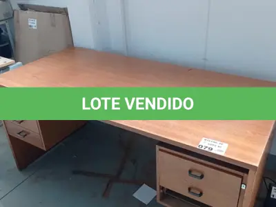 LOTE 079 - 01 MESA PARA ESCRITÓRIO C/ GAVETAS (NO ESTADO)