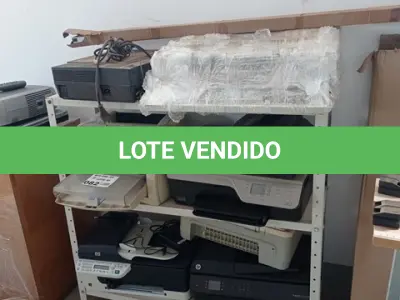LOTE 082 - 01-ESTANTE EM FERRO , 04-IMPRESSORAS DIVERSAS, 01-MÁQUINA PARA ESCREVER (NO ESTADO)