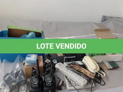 LOTE 080 - 01-LOTE C/CALCULADORA, TELEFONES, CONECTORES PARA FITAS DE LEDS, CABOS , CARREGADORES, RÁDIOS, CELULARES ANTIGOS (NO ESTADO)