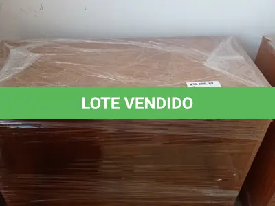 LOTE 085 - 01- ARMÁRIO EM MADEIRA C/ PRATELEIRAS (NO ESTADO)