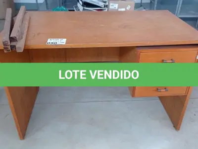 LOTE 090 - 01 MESA EM MADEIRA PARA ESCRITÓRIO (NO ESTADO)