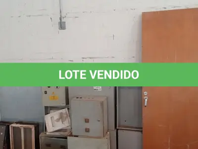 LOTE 003 - 01-PORTA EM MADEIRA ,09 CAIXAS DE FERRO PARA ELÉTRICA ,02-JANELAS PARA BANHEIRO ,01-CHAPA EM ZINCO(NO ESTADO)