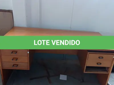 LOTE 079 - 01 MESA PARA ESCRITÓRIO C/ GAVETAS (NO ESTADO)