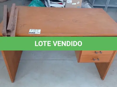 LOTE 090 - 01 MESA EM MADEIRA PARA ESCRITÓRIO (NO ESTADO)