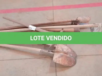 LOTE 061 - 01-KIT FERRAMENTA 02-PÁS, 02-PICARETAS, 01-ENCHADA, 01-CAVADOR, 01-MARRETA (NO ESTADO)