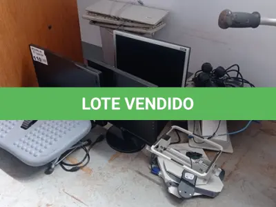 LOTE 110 - 03-MONITORES,03-ESTABILIZADORES, 03- TECLADOS, 01-FRAGMENTADORA (NO ESTADO)