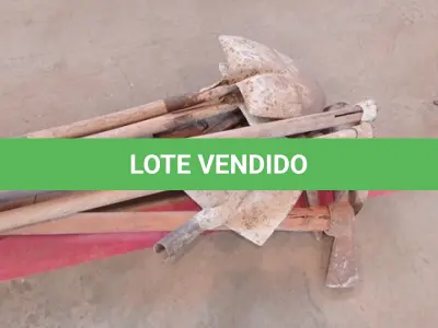 LOTE 045 - 01-KIT FERRAMENTA 02-PÁS ,02-ENCHADAS, 02-PICARETAS, 01-CHAVE INGLESA (NO ESTADO)