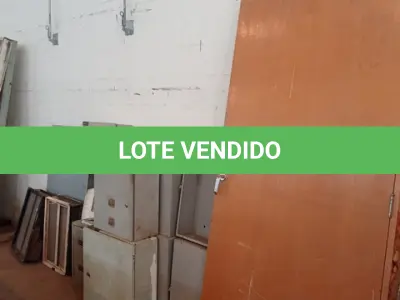 LOTE 003 - 01-PORTA EM MADEIRA ,09 CAIXAS DE FERRO PARA ELÉTRICA ,02-JANELAS PARA BANHEIRO ,01-CHAPA EM ZINCO(NO ESTADO)