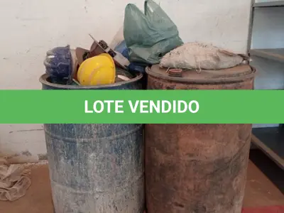 LOTE 013 - 01-LOTE C/CAPACETES PARA OBRA , CONTOS DE SEGURANÇA ,FITAS E 02-TAMBORES PLÁSTICOS (NO ESTADO)