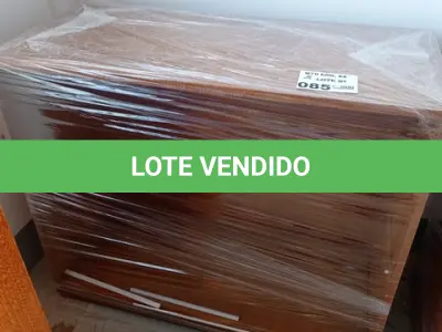LOTE 085 - 01- ARMÁRIO EM MADEIRA C/ PRATELEIRAS (NO ESTADO)