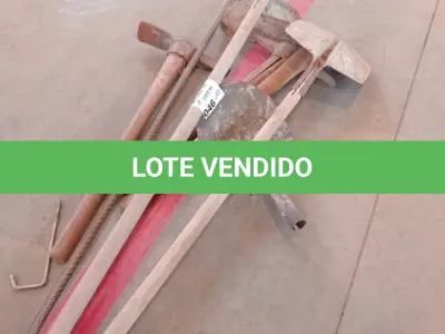LOTE 046 - 01-KIT FERRAMENTA 02-PÁS, 01-PICARETA, 01-ENCHADA, 01ALAVANCA (NO ESTADO)