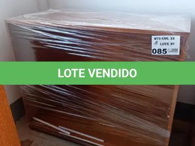 LOTE 085 - 01- ARMÁRIO EM MADEIRA C/ PRATELEIRAS (NO ESTADO)