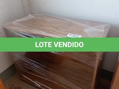 LOTE 085 - 01- ARMÁRIO EM MADEIRA C/ PRATELEIRAS (NO ESTADO)