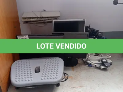 LOTE 110 - 03-MONITORES,03-ESTABILIZADORES, 03- TECLADOS, 01-FRAGMENTADORA (NO ESTADO)