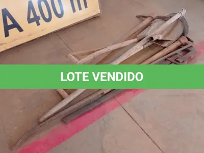 LOTE 008 - KIT FERRAMENTAS C/02-PÁS ,02-PICARETAS ,01-ALAVANCA ,01- CHAVE INGLESA(NO ESTADO)
