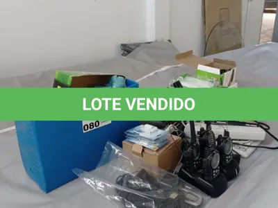 LOTE 080 - 01-LOTE C/CALCULADORA, TELEFONES, CONECTORES PARA FITAS DE LEDS, CABOS , CARREGADORES, RÁDIOS, CELULARES ANTIGOS (NO ESTADO)