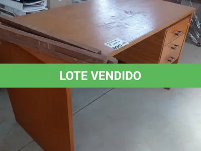LOTE 090 - 01 MESA EM MADEIRA PARA ESCRITÓRIO (NO ESTADO)