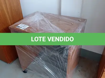 LOTE 097 - 01-CRIADO MUDO EM MADEIRA (NO ESTADO)