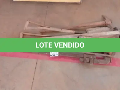 LOTE 008 - KIT FERRAMENTAS C/02-PÁS ,02-PICARETAS ,01-ALAVANCA ,01- CHAVE INGLESA(NO ESTADO)