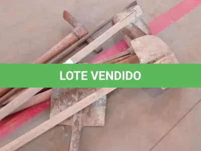 LOTE 046 - 01-KIT FERRAMENTA 02-PÁS, 01-PICARETA, 01-ENCHADA, 01ALAVANCA (NO ESTADO)