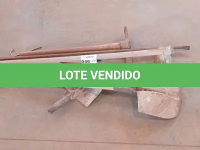 LOTE 046 - 01-KIT FERRAMENTA 02-PÁS, 01-PICARETA, 01-ENCHADA, 01ALAVANCA (NO ESTADO)