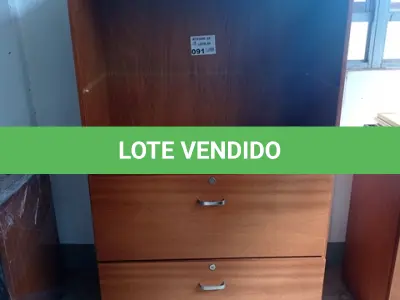 LOTE 091 - 01-ARMÁRIO EM MADEIRA C/GAVETAS (NO ESTADO)
