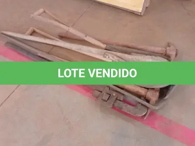 LOTE 008 - KIT FERRAMENTAS C/02-PÁS ,02-PICARETAS ,01-ALAVANCA ,01- CHAVE INGLESA(NO ESTADO)