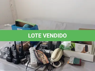 LOTE 080 - 01-LOTE C/CALCULADORA, TELEFONES, CONECTORES PARA FITAS DE LEDS, CABOS , CARREGADORES, RÁDIOS, CELULARES ANTIGOS (NO ESTADO)