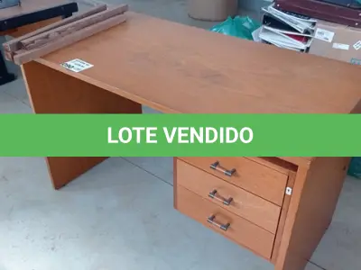 LOTE 090 - 01 MESA EM MADEIRA PARA ESCRITÓRIO (NO ESTADO)