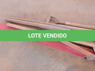LOTE 045 - 01-KIT FERRAMENTA 02-PÁS ,02-ENCHADAS, 02-PICARETAS, 01-CHAVE INGLESA (NO ESTADO)