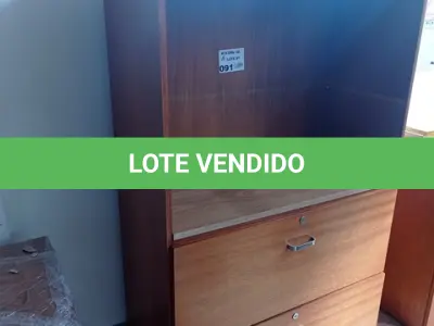 LOTE 091 - 01-ARMÁRIO EM MADEIRA C/GAVETAS (NO ESTADO)