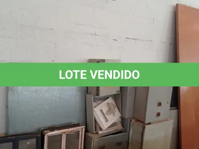 LOTE 003 - 01-PORTA EM MADEIRA ,09 CAIXAS DE FERRO PARA ELÉTRICA ,02-JANELAS PARA BANHEIRO ,01-CHAPA EM ZINCO(NO ESTADO)
