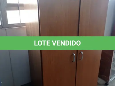 LOTE 098 - 01- ARMÁRIO EM MADEIRA 02-PORTAS (NO ESTADO)