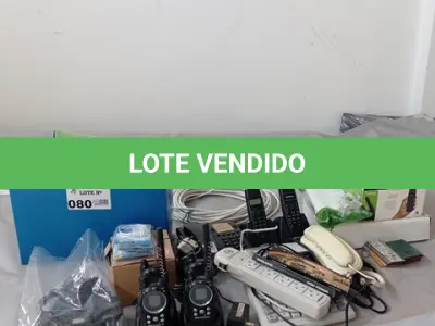 LOTE 080 - 01-LOTE C/CALCULADORA, TELEFONES, CONECTORES PARA FITAS DE LEDS, CABOS , CARREGADORES, RÁDIOS, CELULARES ANTIGOS (NO ESTADO)