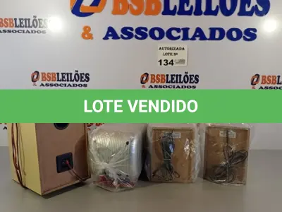 LOTE 134 - 04 CAIXAS DE SOM. (NO ESTADO, NÃO SABEMOS SE FUNCIONA. LEILÃO NÃO TEM GARANTIA E NEM DEVOLUÇÃO).