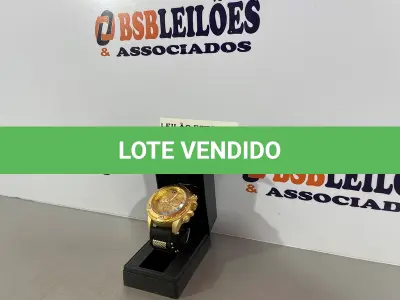 LOTE 015 - 01 RELÓGIO DOURADO COM PULSEIRA EMBORRACHADA PRETA (NO ESTADO, NÃO SABEMOS SE FUNCIONA. LEILÃO NÃO TEM GARANTIA E NEM DEVOLUÇÃO)